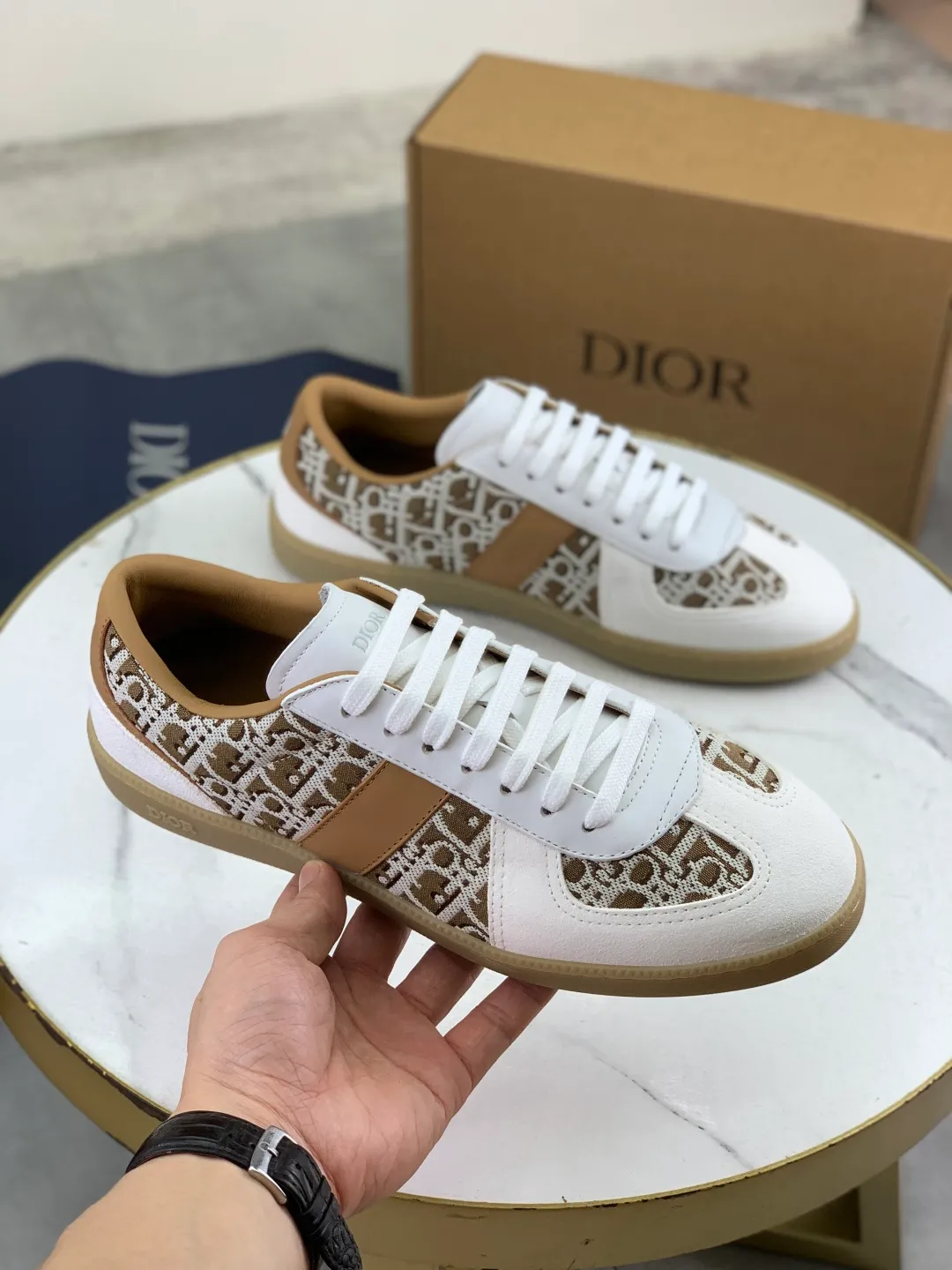Men's men's shoes 💰P542 New Dior B01 top version of moral training shoes! ! ! White first-layer cowhide, fully oiled upper, original TPU molded outsole. New to the Fall 2025 collection, this sneaker marks the return of Dior’s classic style, reinterpreted in a stylish and elegant silhouette. Crafted from white smooth first-grain cowhide with a tonal silk sheepskin lining, it features the Dior logo on the tongue and inner sides, and a CD icon on the heel. Paired with Tpu anti-slip soles of the same color, it can be matched with various styles to create a sophisticated look.  Code number: 39-45 Complete package with airplane box
